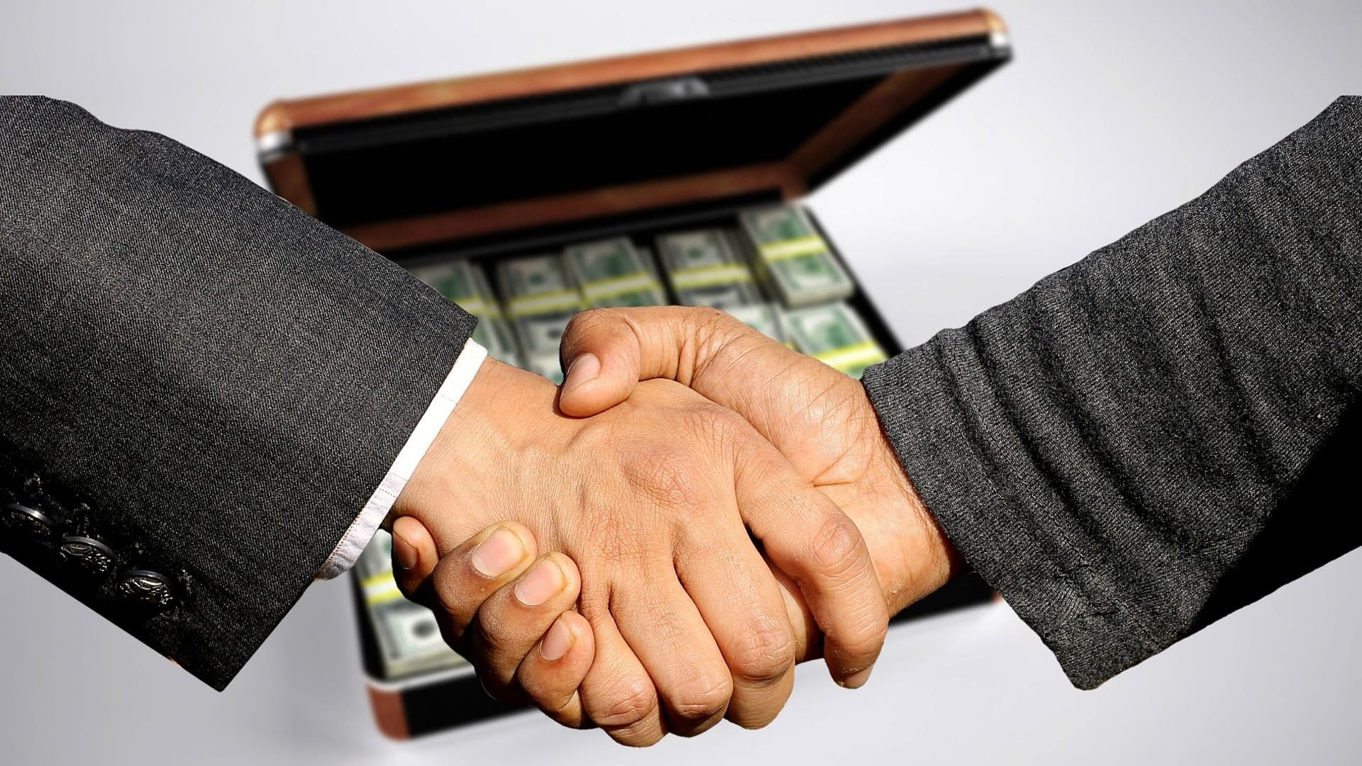 Plate u srpskoj banci zapanjile i finansijski sektor