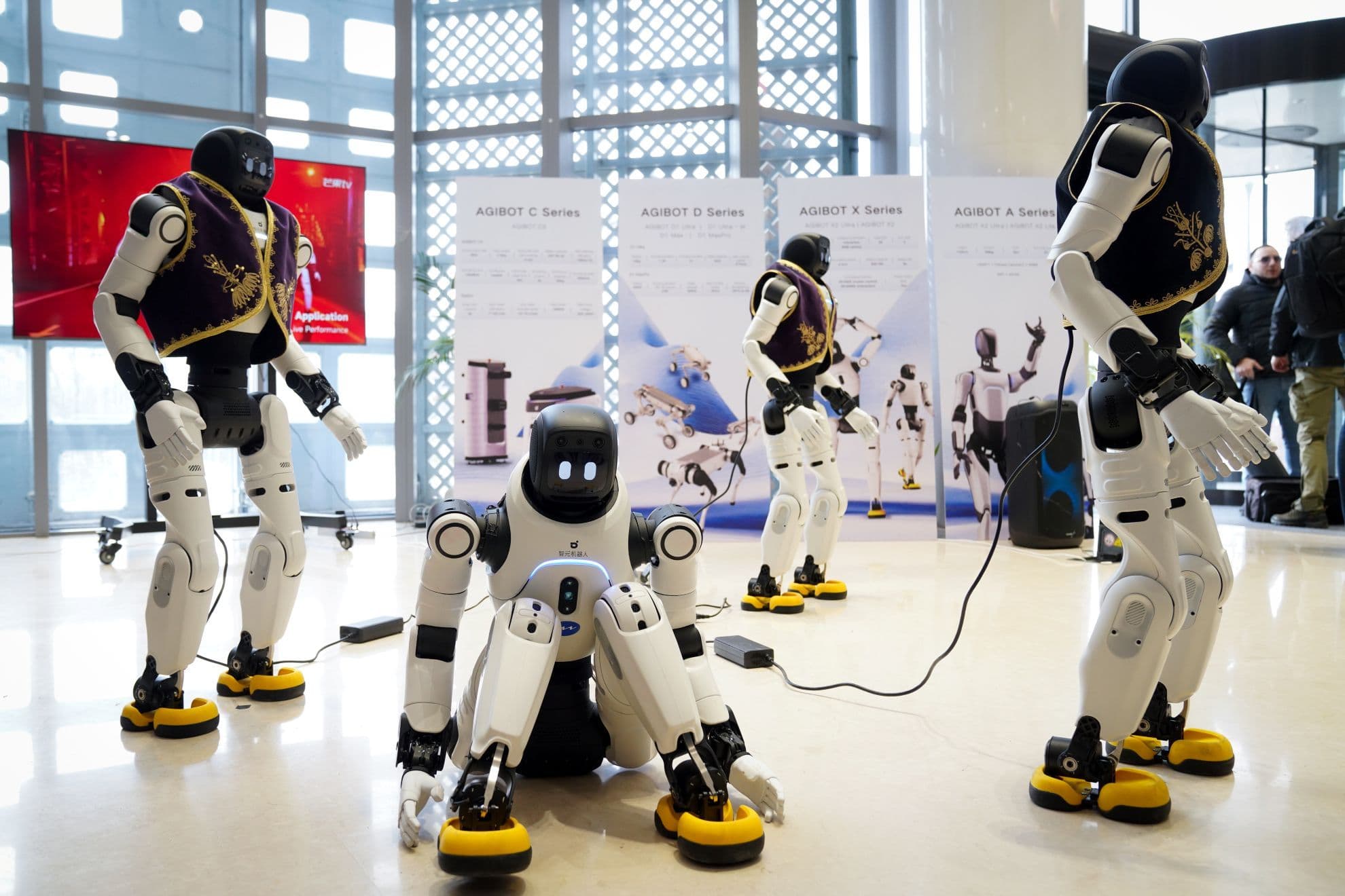 Srbiji predstavljeni kineski čovekoliki roboti, možda bi mogla i da ih pravi