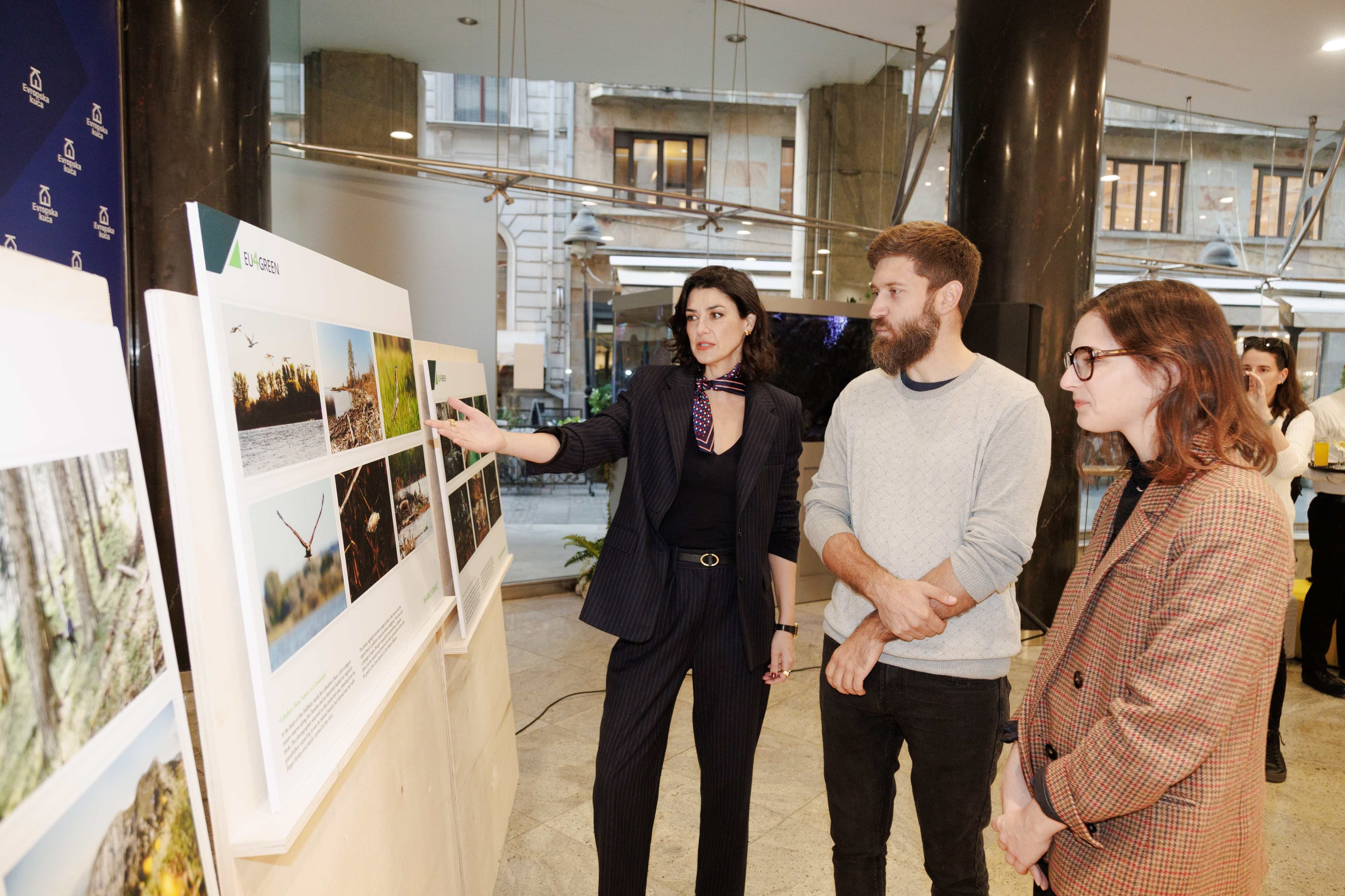 Obilazak izložbe.jpg