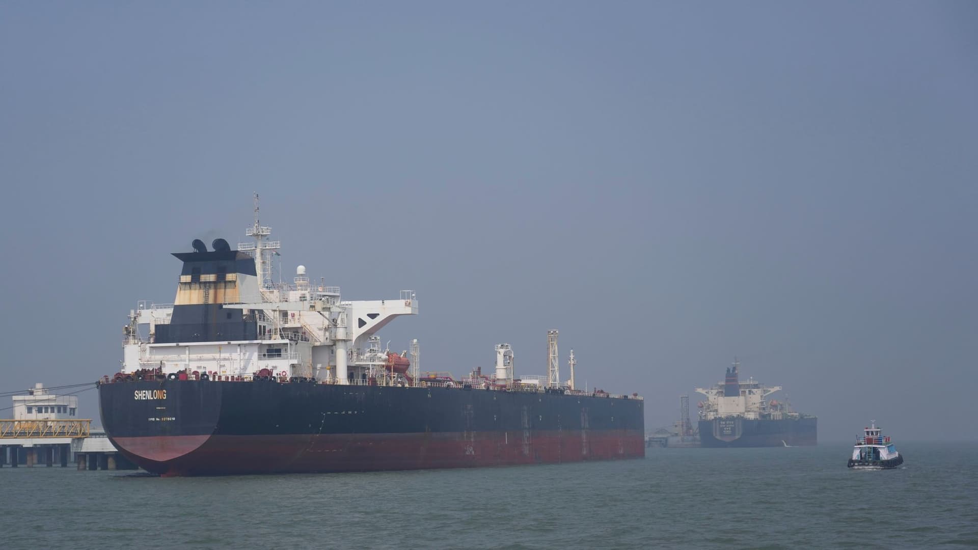 Prošli kroz Ormuz: Cene nafte svetu blago pale, EU sprema mere za gorivo