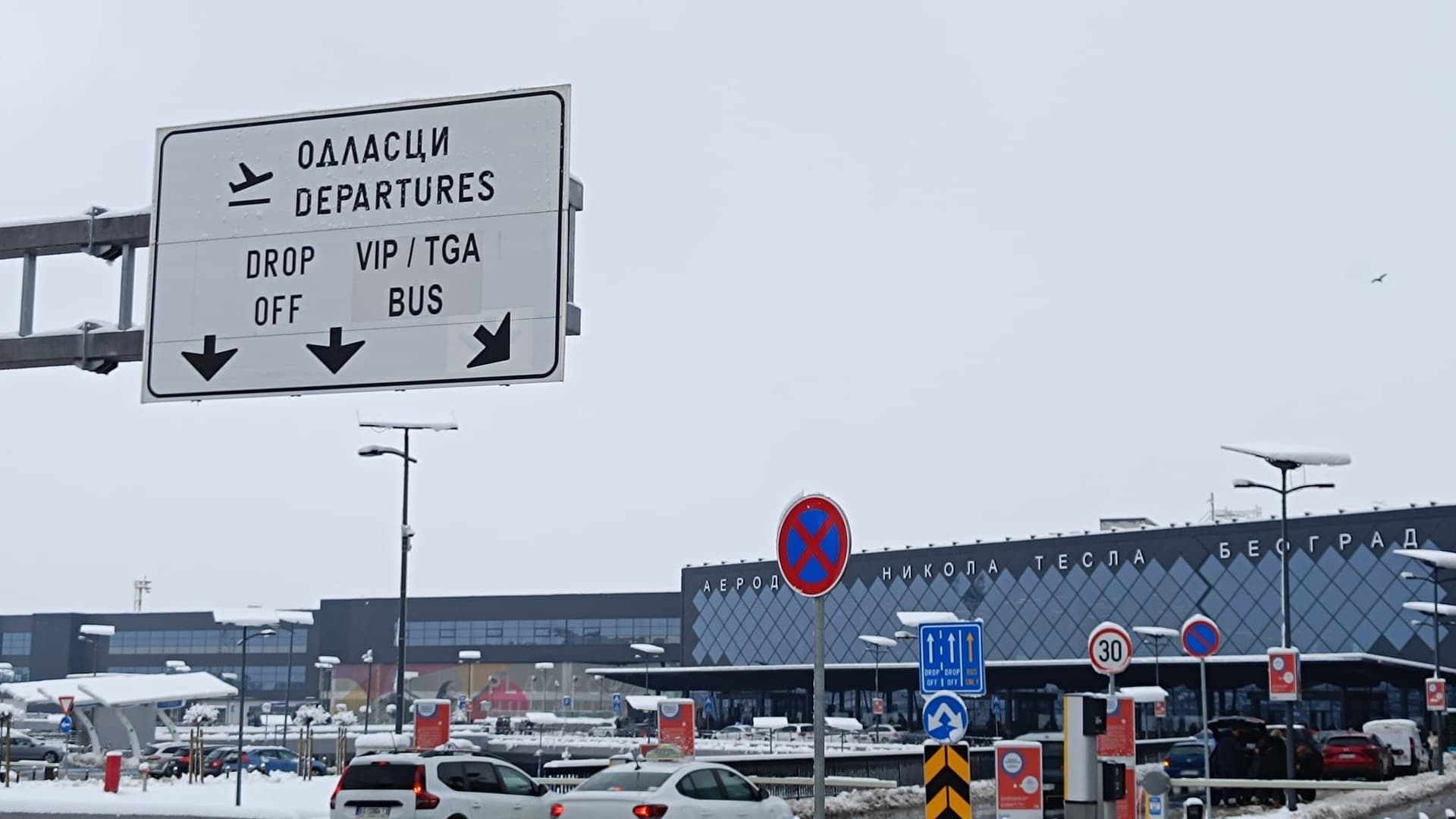 Na Tesli se normalizuje saobraćaj, i dalje kasne neki letovi