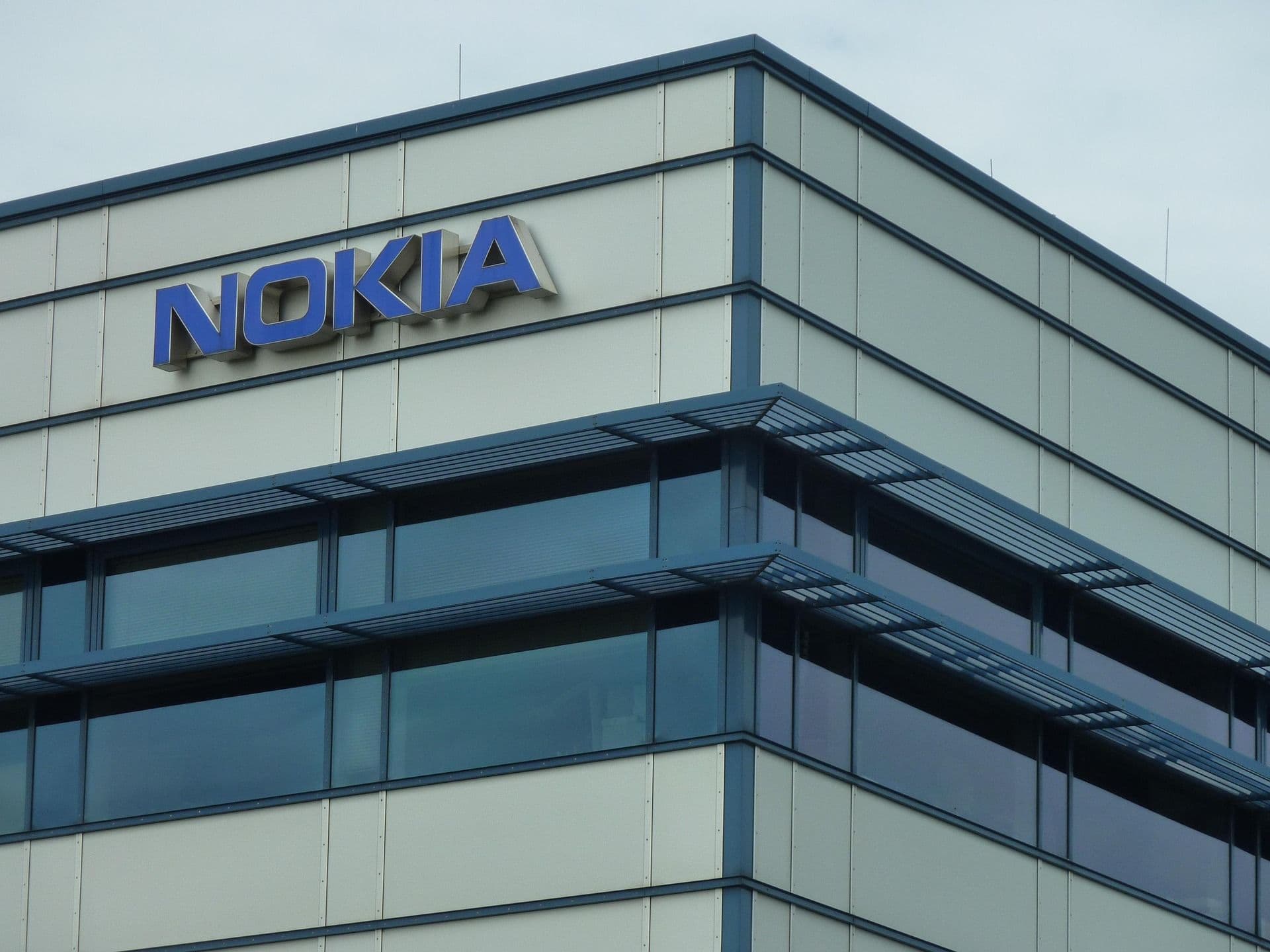 Nokia beži sa Pariske berze : Skupo i mršavo
