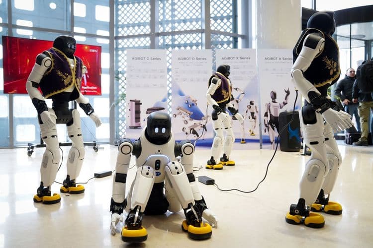 Srbiji predstavljeni kineski čovekoliki roboti, možda bi mogla i da ih pravi