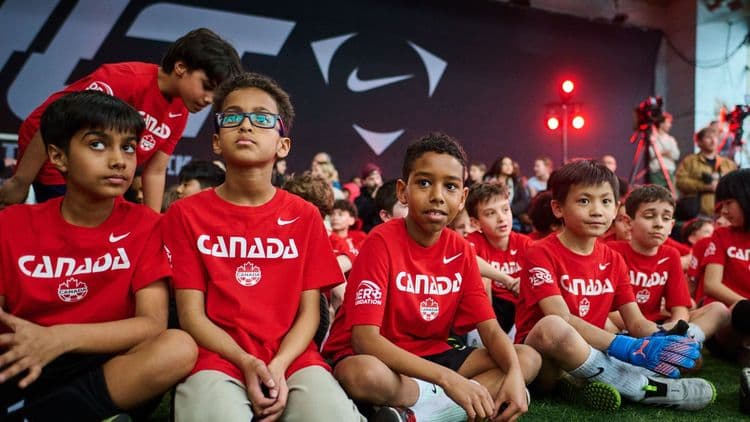 Biznis na spektaklu: Mundijal se bliži, dresovi papreni, navijači se snalaze