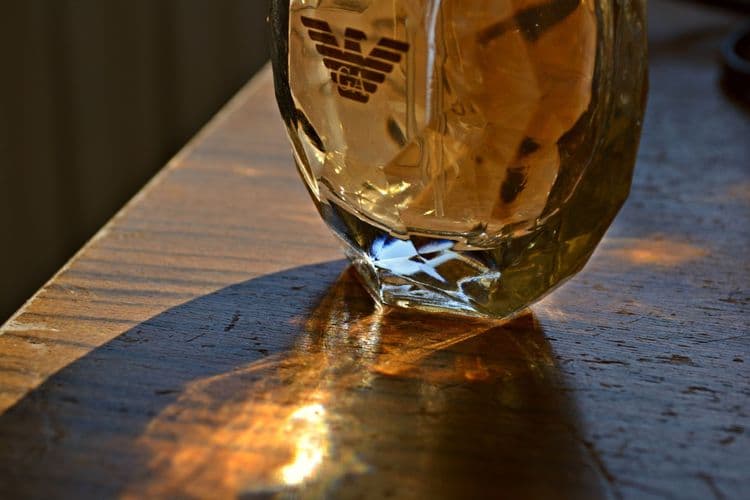 Armani prkosi krizi, Starbaks juri +10% rasta