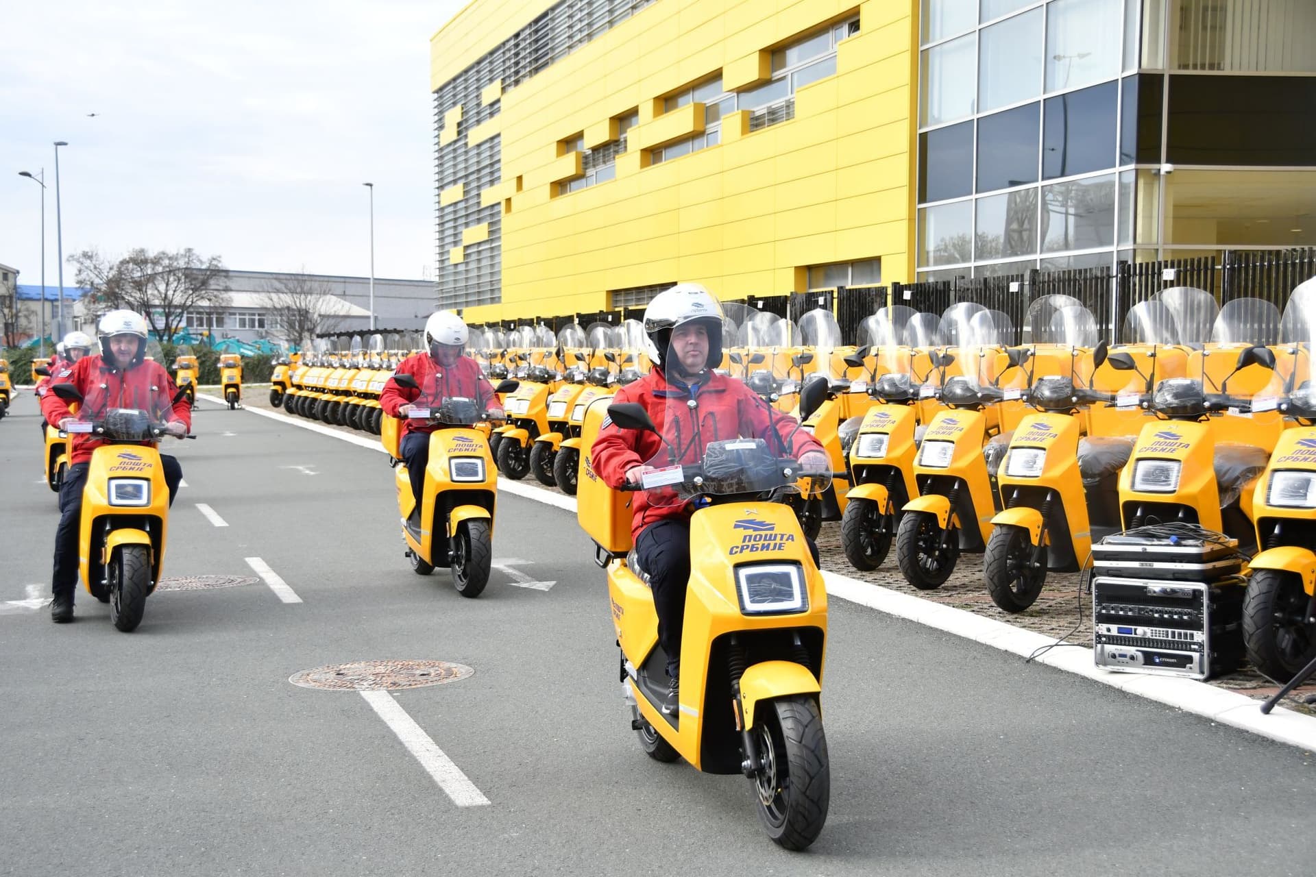 Pošta Srbije prelazi "na struju": Pošiljke stižu i na e-mopedima