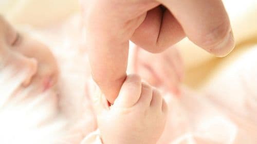 Šta se dešava sa fabrikama hrane za bebe: Deca obolela, povlače se „formule“