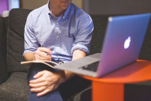 Polovina „pogrešila“ školu ili posao: Za rad u struci najbolji zdravstvo i IT