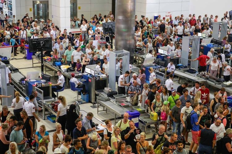 Putnici na udaru - Šta donose sve češći štrajkovi u avio-saobraćaju?