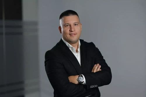 Ni nagomilane robe, ni praznih polica : Kako AI pomaže trgovcima