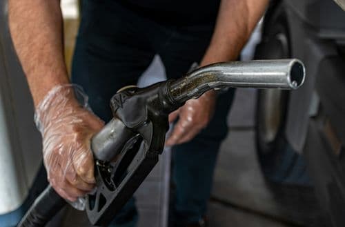 Nafta u svetu krenula naniže, u Srbiji cena goriva na novom rekordu